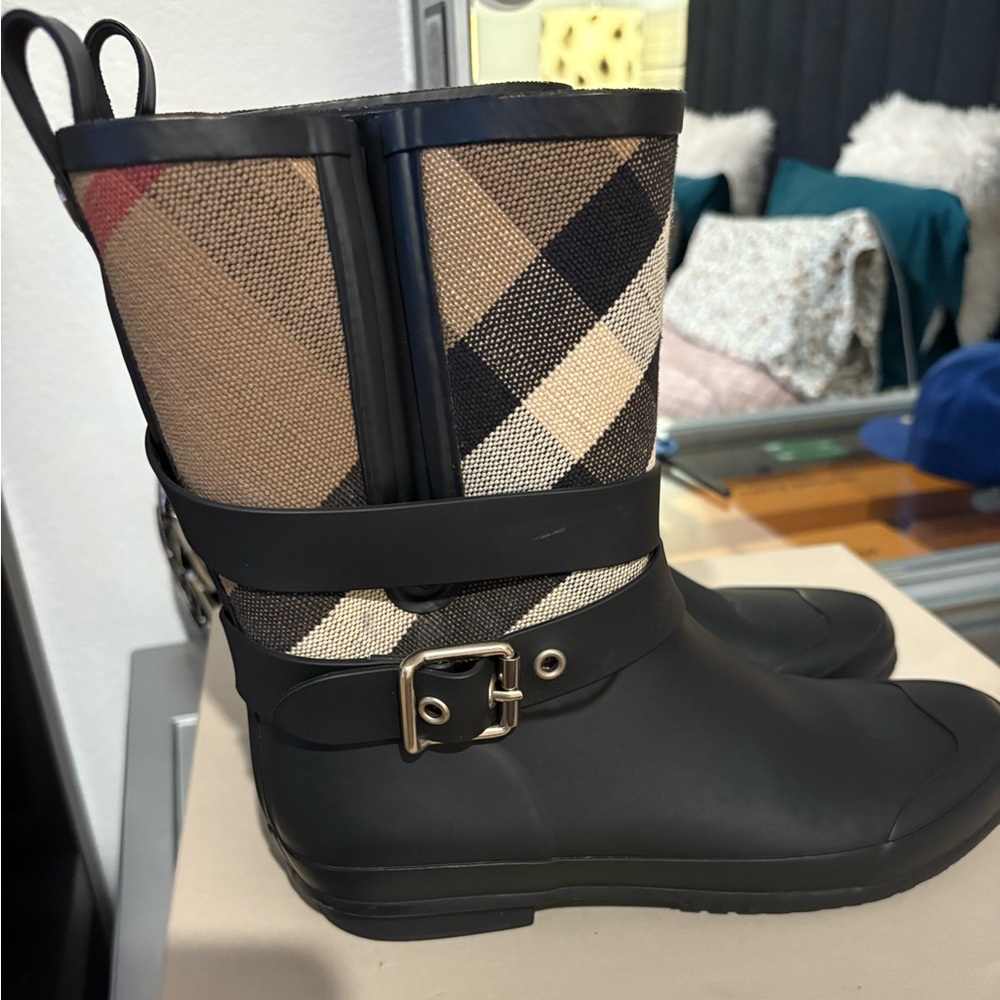 BURBERRY HOLLOWAY RAIN-BOOT SIZE 9